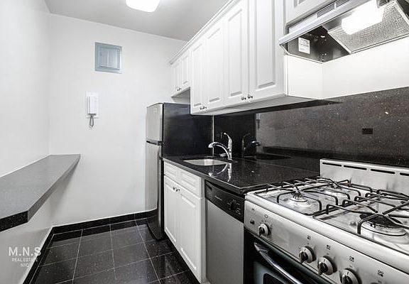 4th image of 300 E 46th St APT 5A