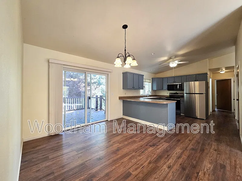 4 bed, 2.0 bath, 2564 sqft, $3,300 — Photo 2