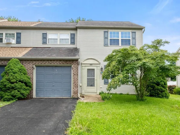 1695 Weeping Willow Ln #54B, Dover, PA 17315