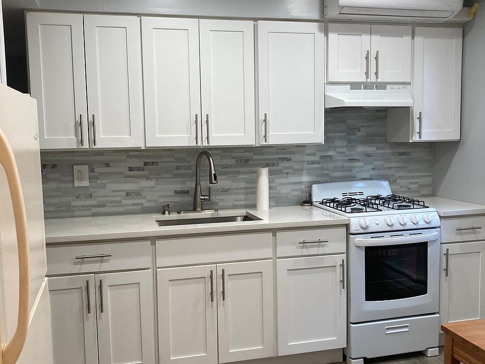 1st image of 267 Warwick Ave Floor 1