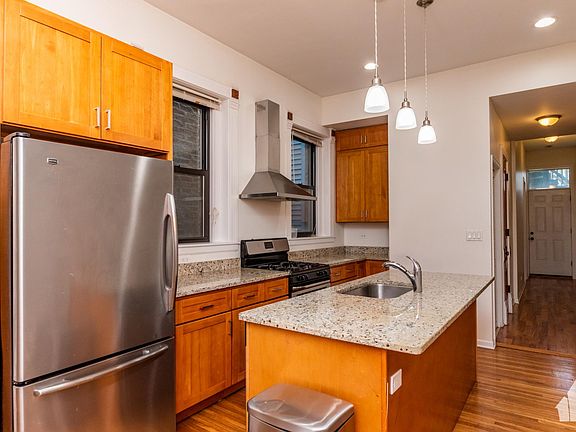 3rd image of 433 W Fullerton Pkwy #2