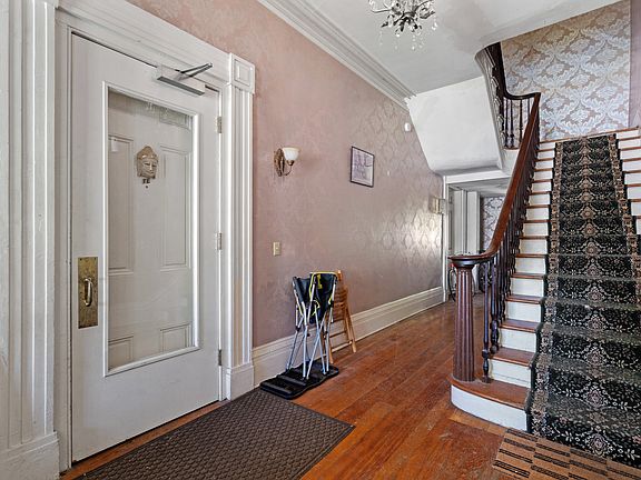 3rd image of 447 W Vine St