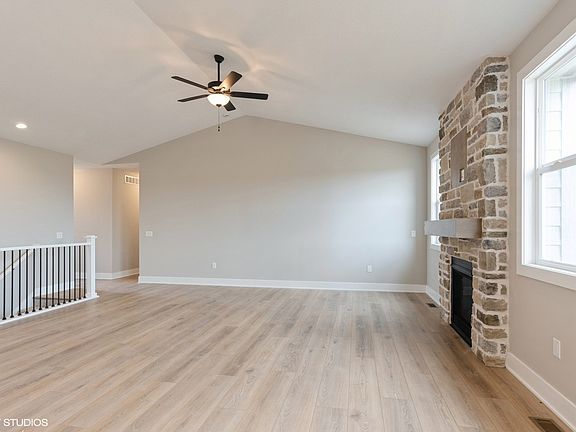 4th image of 275 NW Ashley Ave