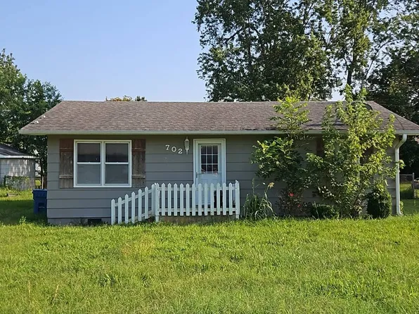 702 E Madison St, Marshfield, MO 65706