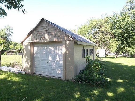 1 Car Detached Garage in Back of Home