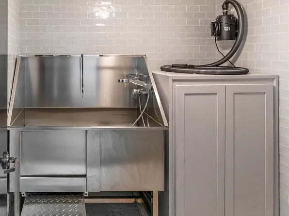 564 Saint Johns Place image 18 of 21