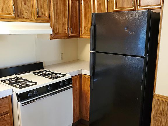 Stove and fridge available, works well.