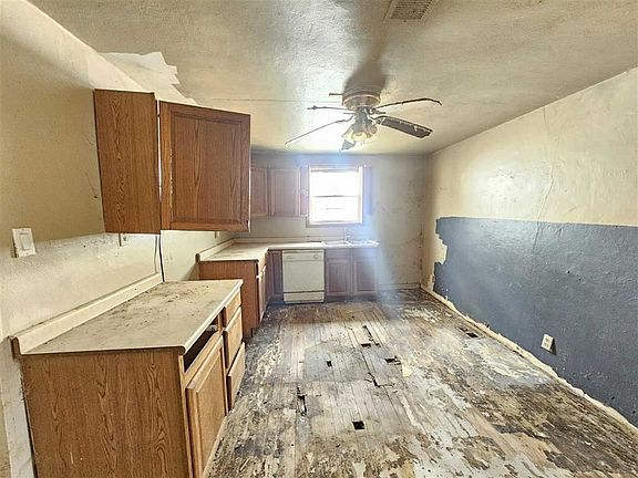 4th image of 132 Pennsylvania St