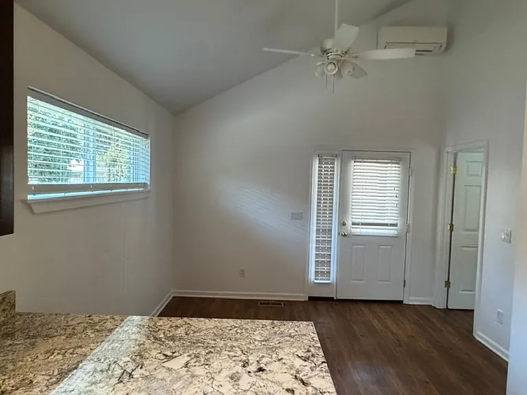327 Mary St — Photo 8