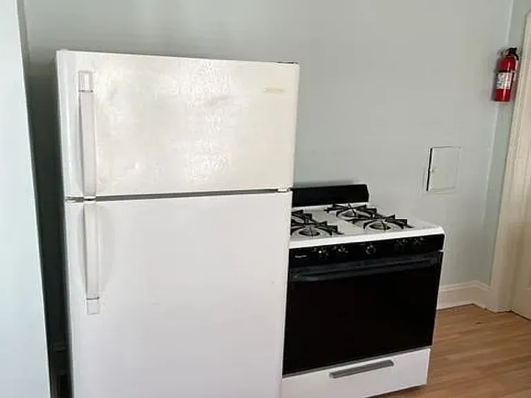 Newer stove and refrigerator supplied