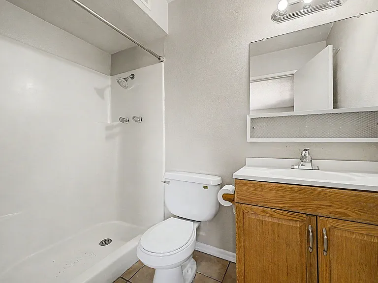 2521 N 49th Ave — Photo 20