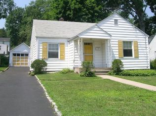 285 Memorial Dr, Hawthorne, NY 10532