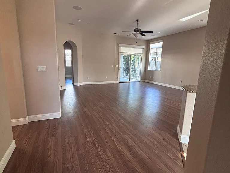 2096 Oleander Ave — Photo 6