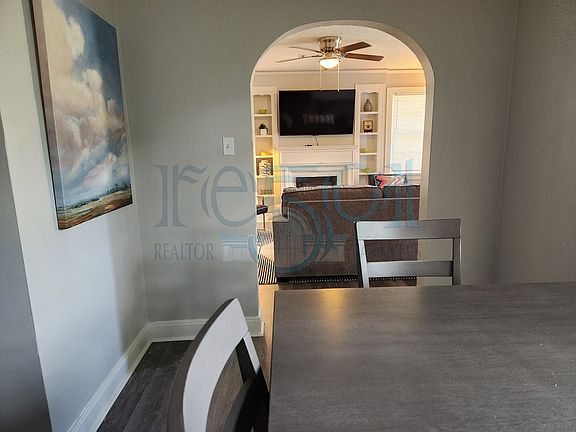 4th image of 300 S Valentine St #1