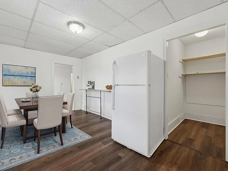 402 N Church St — Photo 3