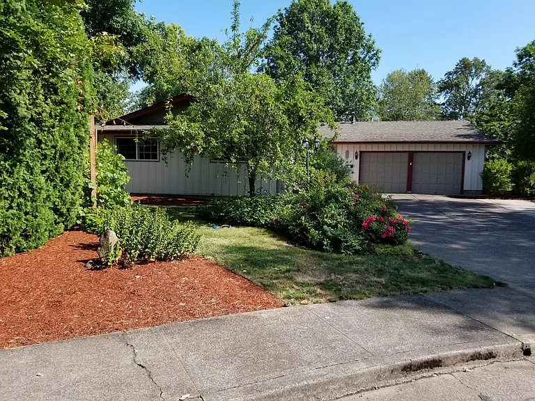 966 NW Cypress Ave — Photo 3