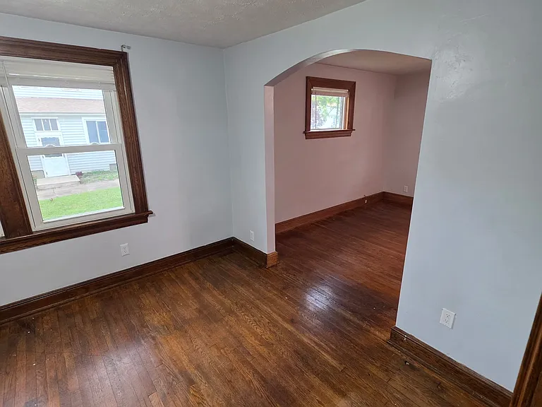 1442 Creighton Ave — Photo 4