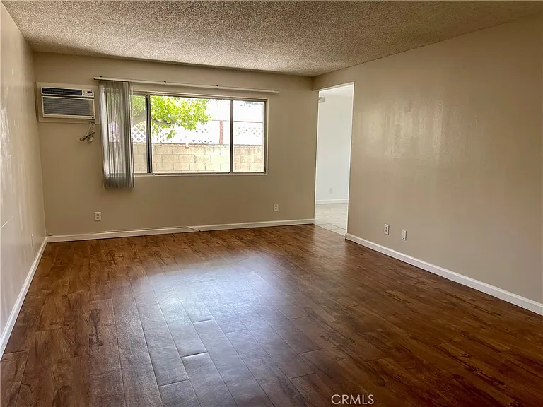 2064 E Evergreen St — Photo 2