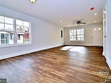 528 E North St — Photo 9