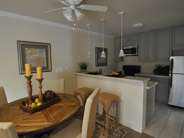 Oak Park Manor — Photo 11