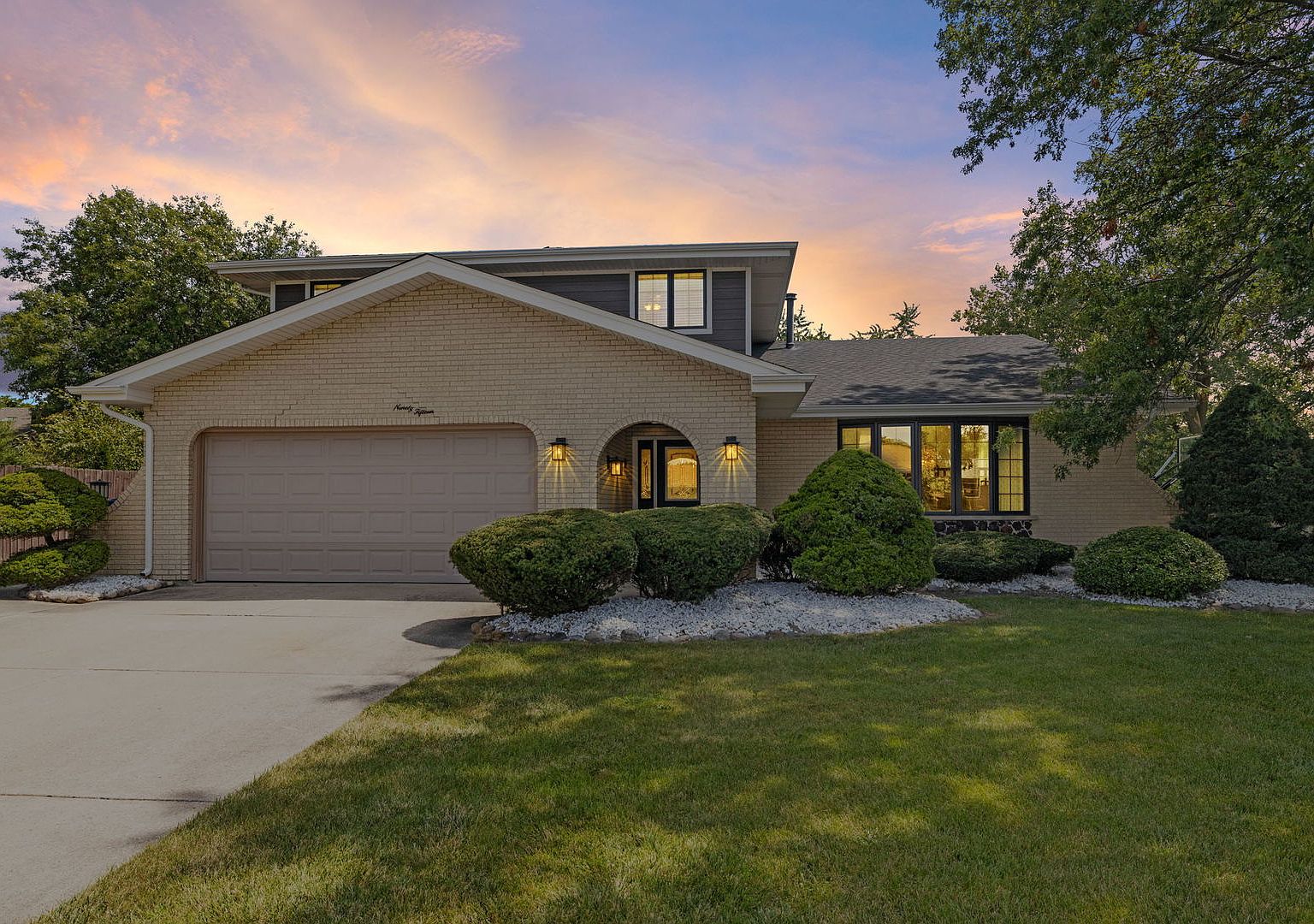9015 S 87th Ave, Oak Lawn, IL 60457 | Zillow