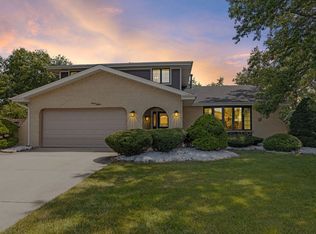 9015 S 87th Ave, Oak Lawn, IL