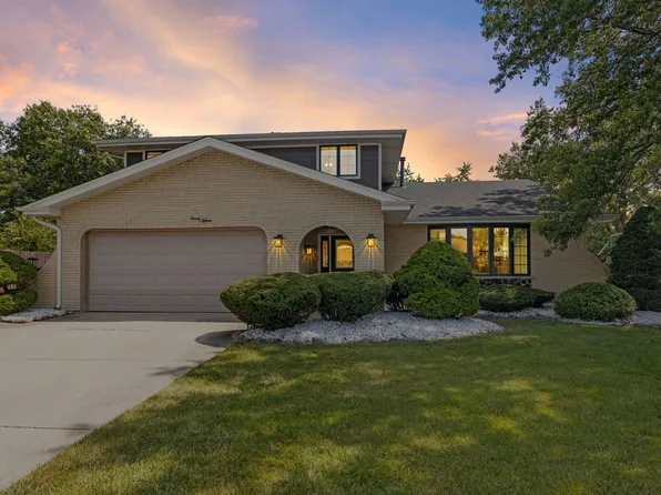 9015 S 87th Ave, Oak Lawn, IL 60457