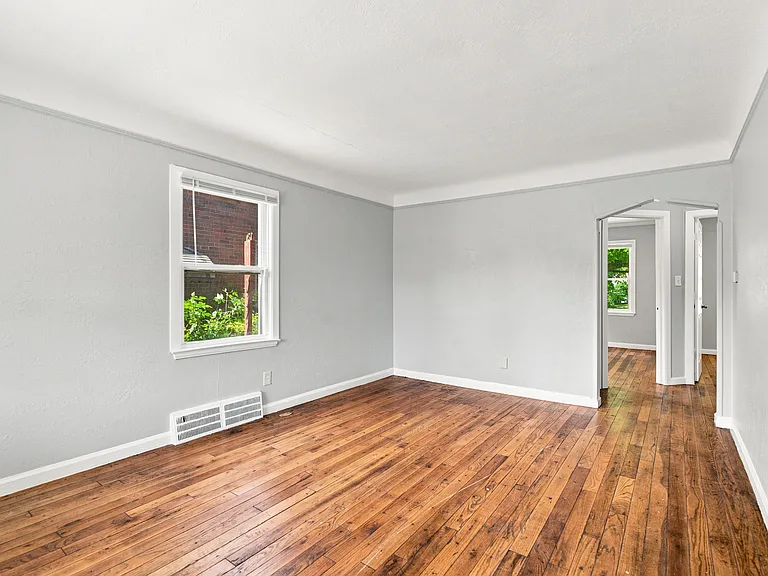 11907 Roxbury St — Photo 7