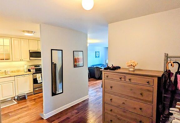 4th image of 2020 N Lincoln Park W APT 4E