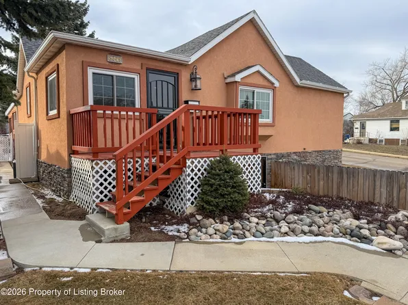645 3rd Ave W, Dickinson, ND 58601