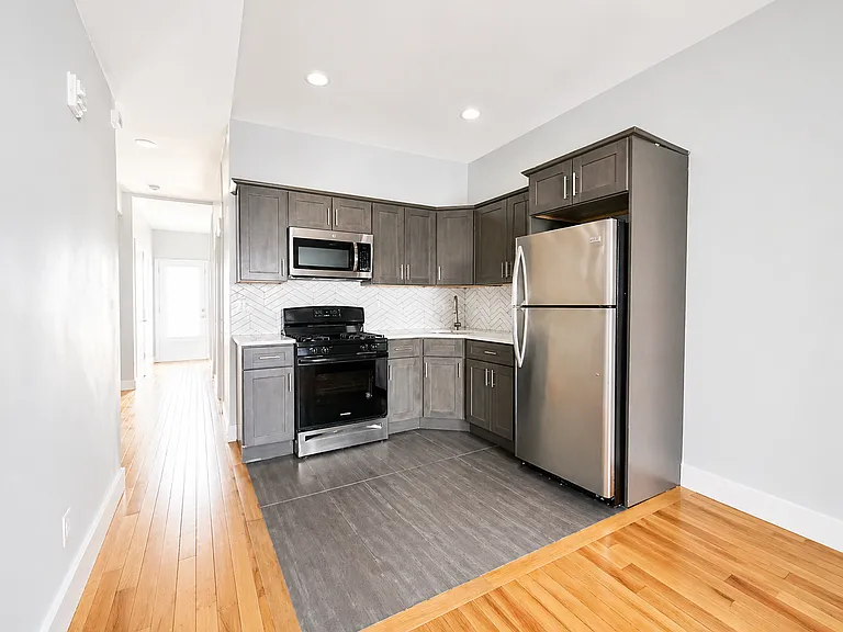 19 Jewett Ave #1R — Photo 1