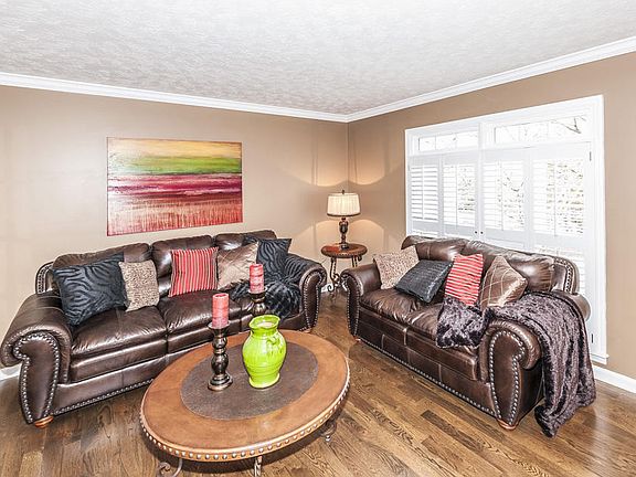 4th image of 8325 White Ash Ln