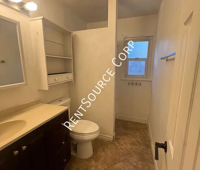 411 S 1st Ave #B — Photo 8