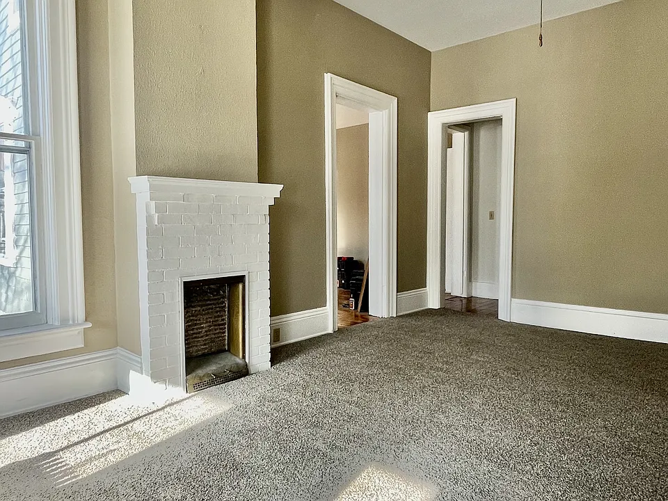 102 W Walnut St