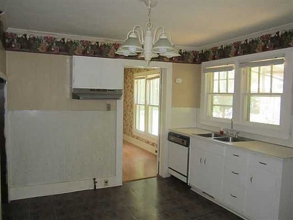 5th image of 1521 Tarrant Ave