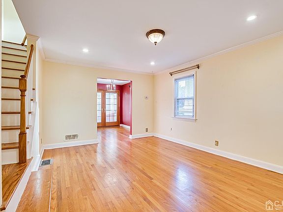 5th image of 127 Amboy Ave