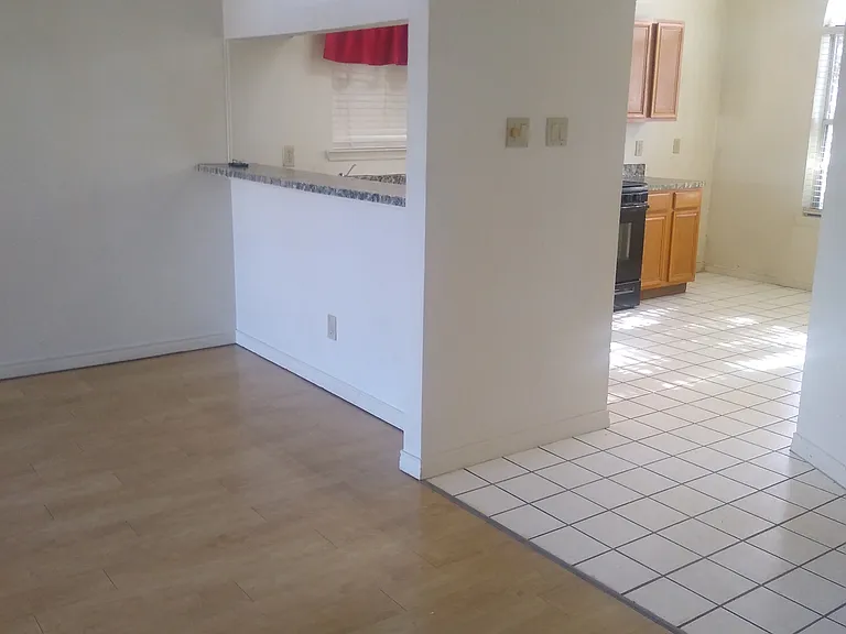 10600 Lehman St — Photo 2