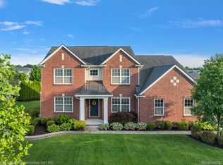 61171 Saddlecreek Dr, South Lyon, MI 48178