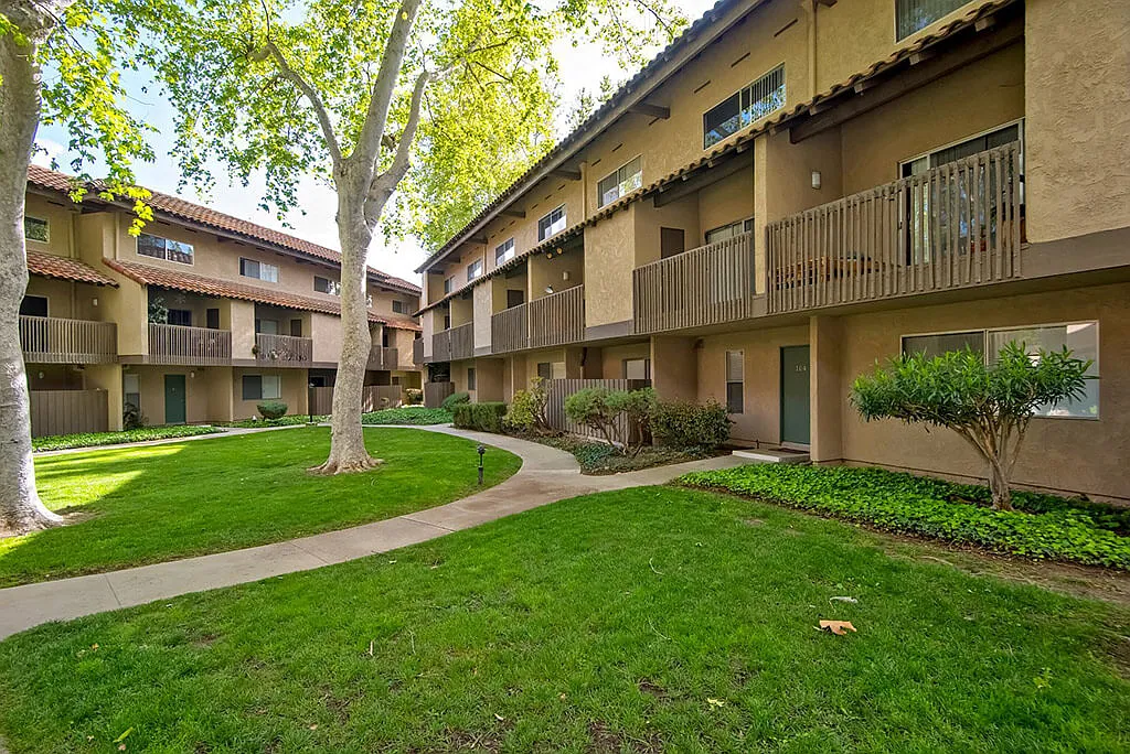 Wilbur Oaks Apartments — Photo 3