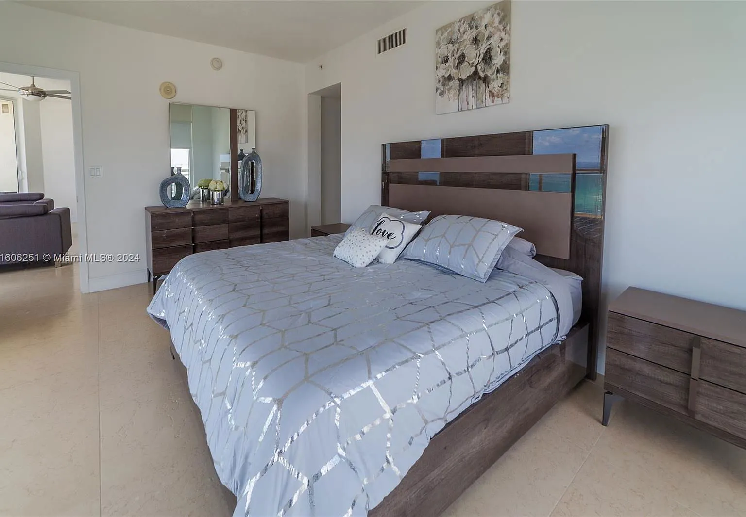 2 bed, 2.0 bath, 1423 sqft, $5,800 — Photo 3