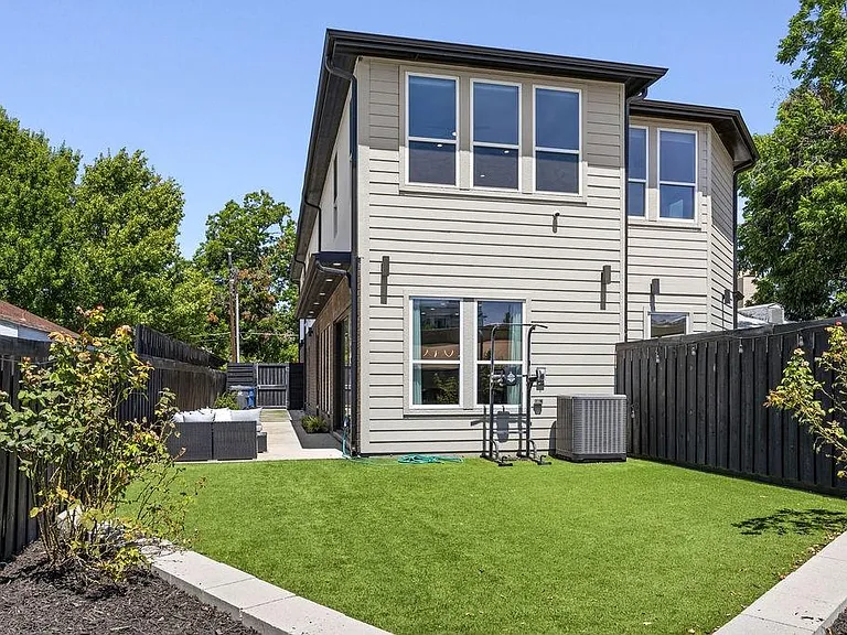 2722 Hondo Ave — Photo 2