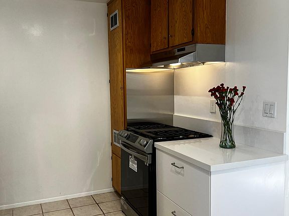 5th image of 232 N Mar Vista Ave #1