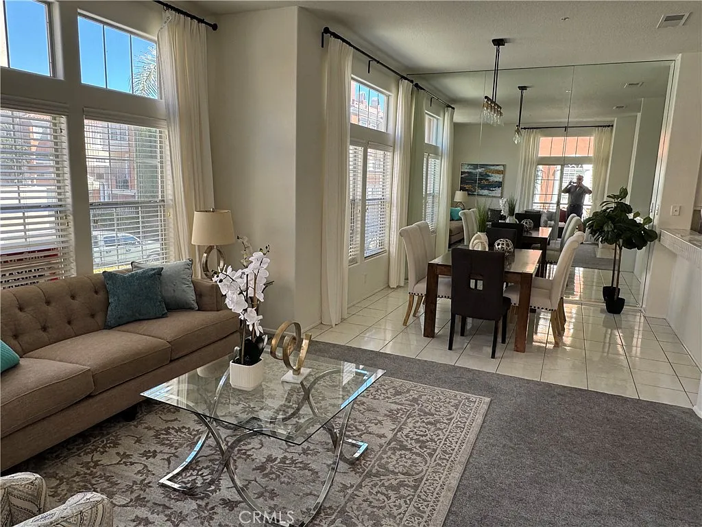 2 bed, 2.5 bath, 1347 sqft, $3,950 — Photo 4