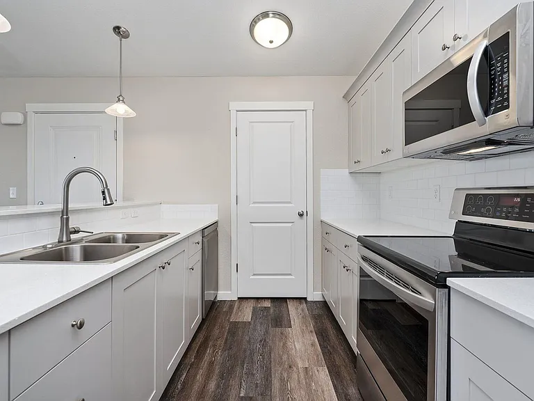 The Summit Apartments — Photo 8