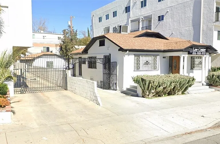 14833 Victory Blvd — Photo 2