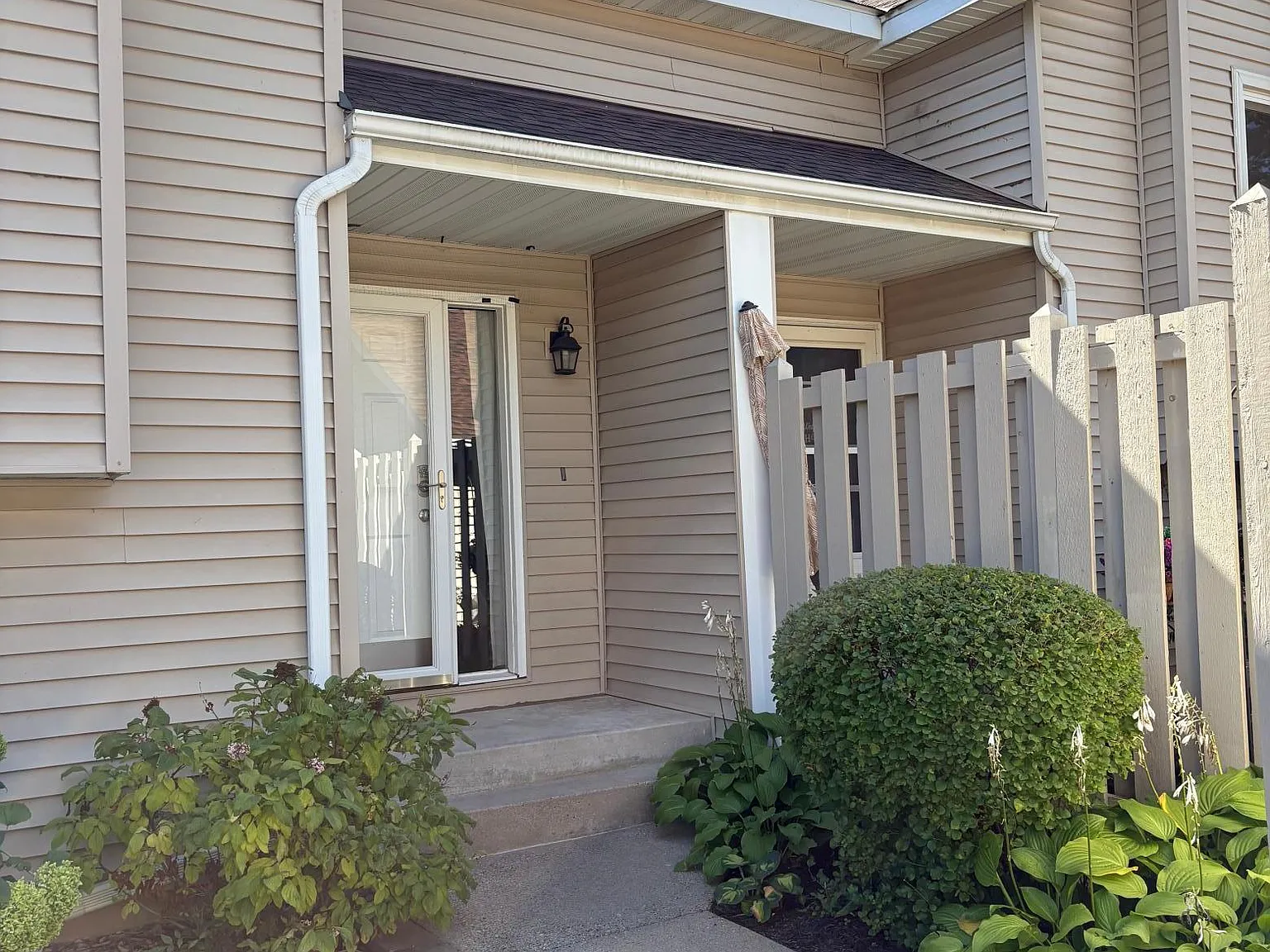 2 bed, 2.0 bath, 1624 sqft, $2,100 — Photo 2