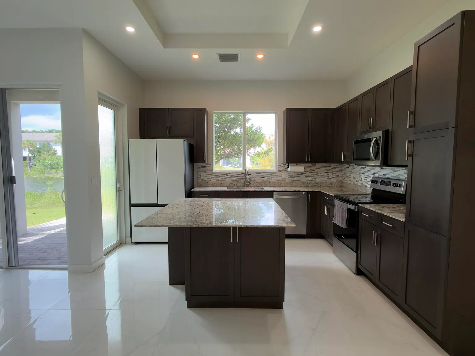 4 bed, 3.5 bath, 2008 sqft, $3,395 — Photo 3