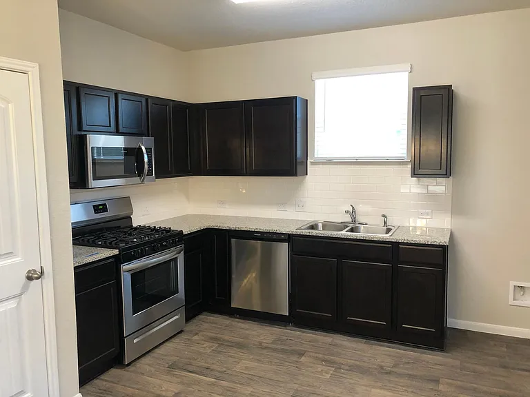 10502 Fulton Ave — Photo 7