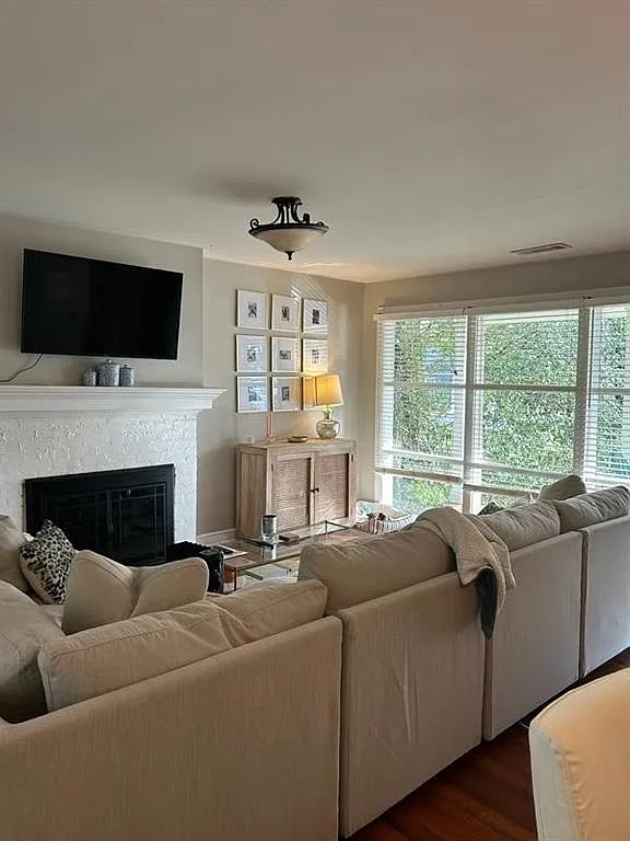 3 bed, 2.0 bath, 1236 sqft, $3,450 — Photo 2