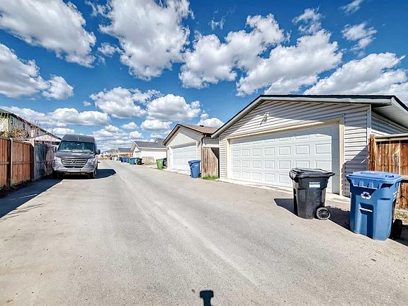 3rd image of 231 N Saddlebrook Way NE